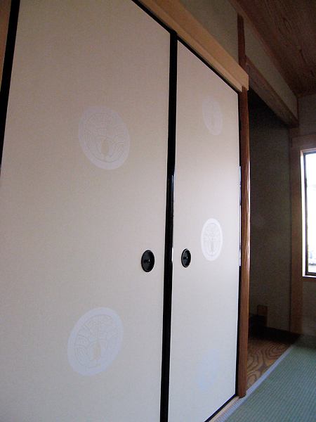 抱き茗荷　家紋ふすま