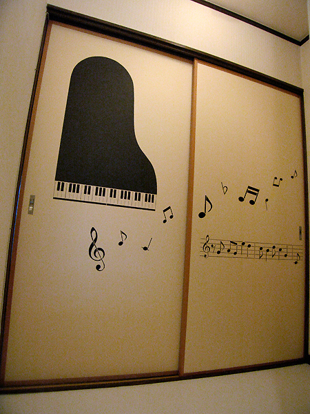 ペンギン柄の襖（ふすま）とグランドピアノ柄の襖（ふすま）