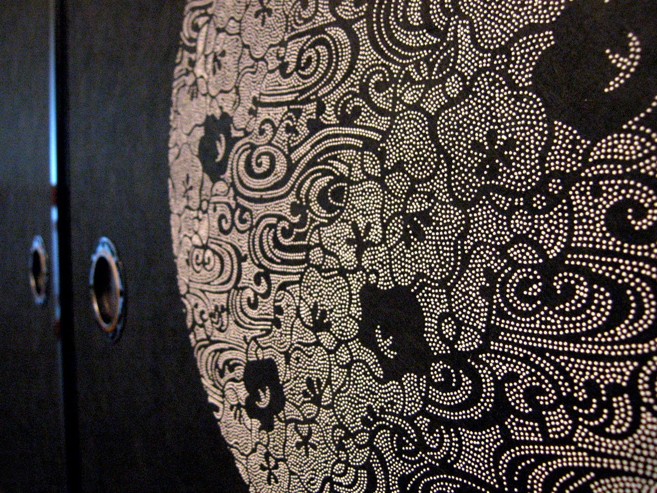 伊勢型紙「波梅」の襖（ふすま）