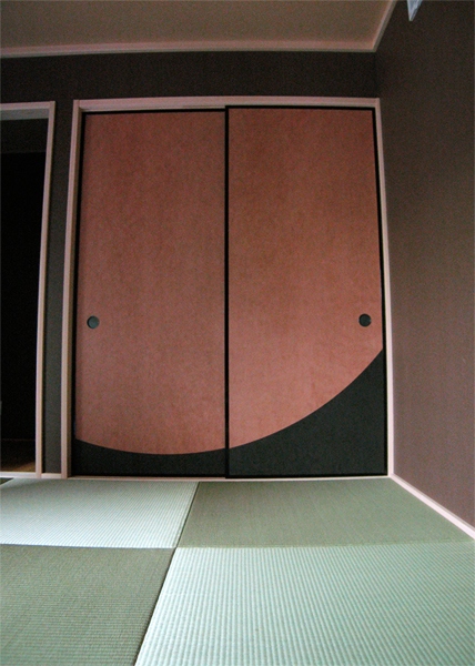 柿渋と墨染・アール腰張りの襖(ふすま)