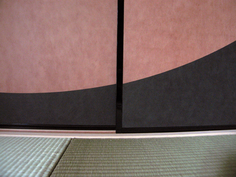 柿渋と墨染・アール腰張りの襖(ふすま)